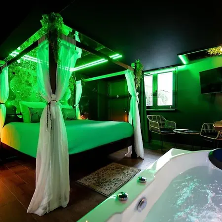 La Foret Enchantee - A Theme Jacuzzi - Evasion Pour Deux Apartman Schirrhein